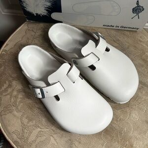 Sz 35- Birkenstock Boston White Leather Clog with Buckle- New